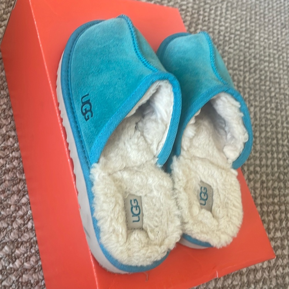 blue and white kids ugg slippers, fluff inside, closed toe